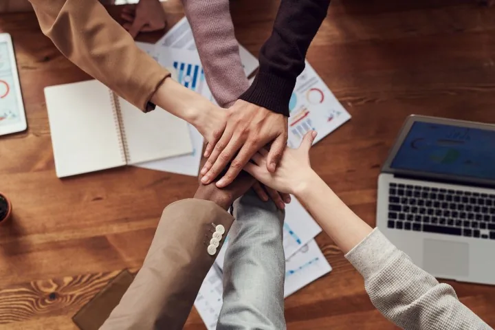 Comment organiser un team building IA : guide 2026